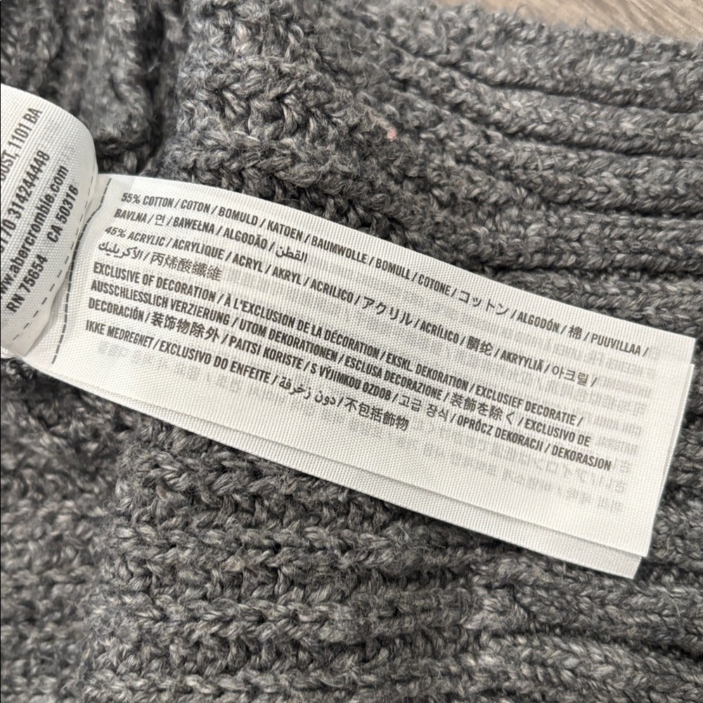 Abercrombie and Fitch Size XS Gray Knit Sweater - Picture 4 of 6